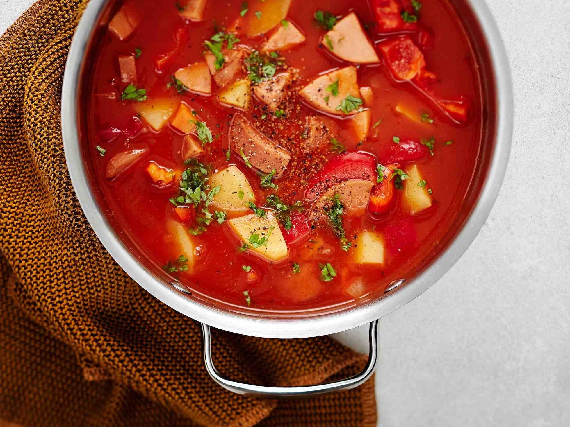 Рецепты томатного супа с говядиной. Суп с сосисками. Суп с колбасой. Колбасный суп. Томатный суп с охотничьими колбасками.