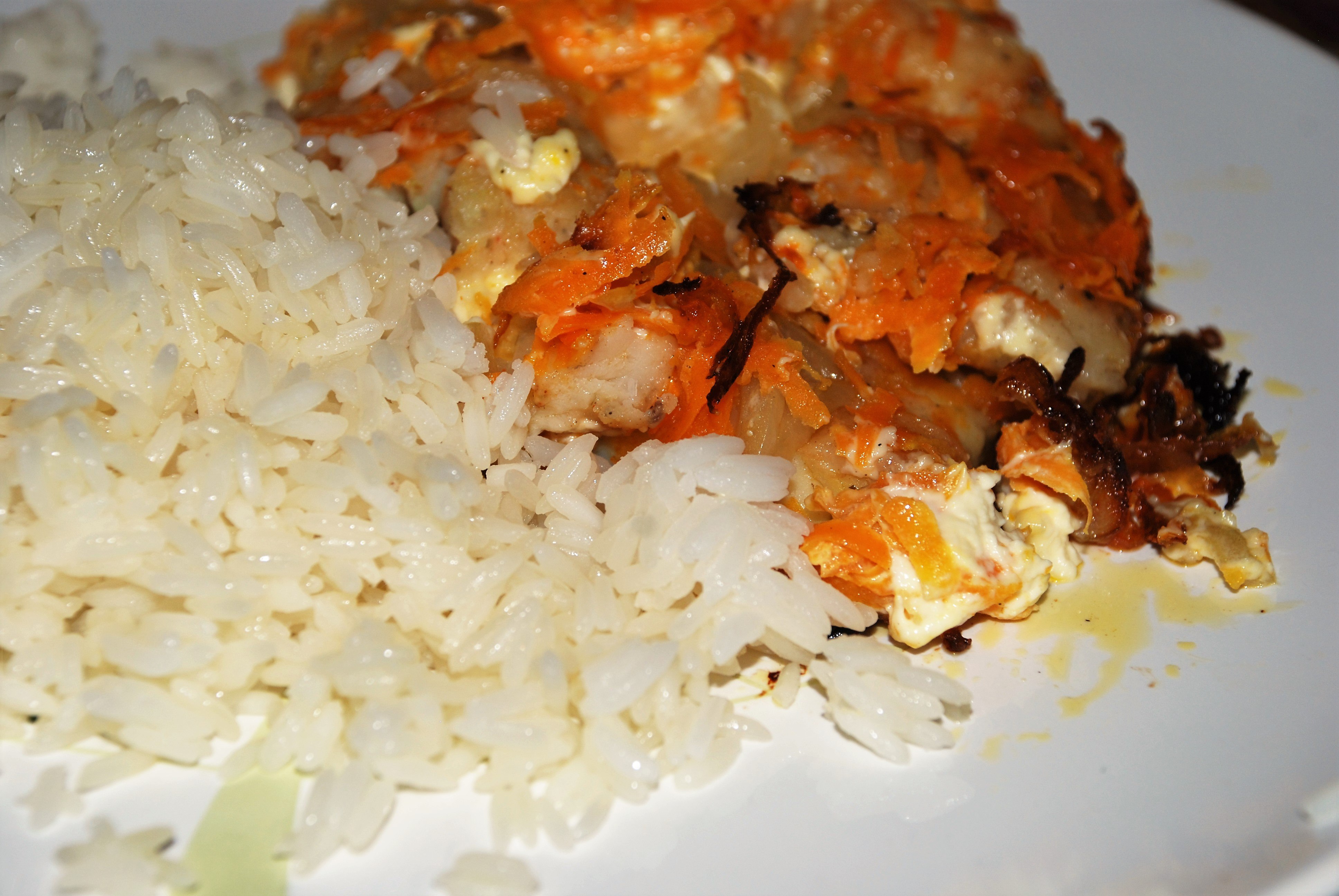 Минтай картофель морковь лук. Горбуша запеченная с рисом. Минтай с рисом. Тушеная рыба с рисом и овощами. Рис с морковью и луком.