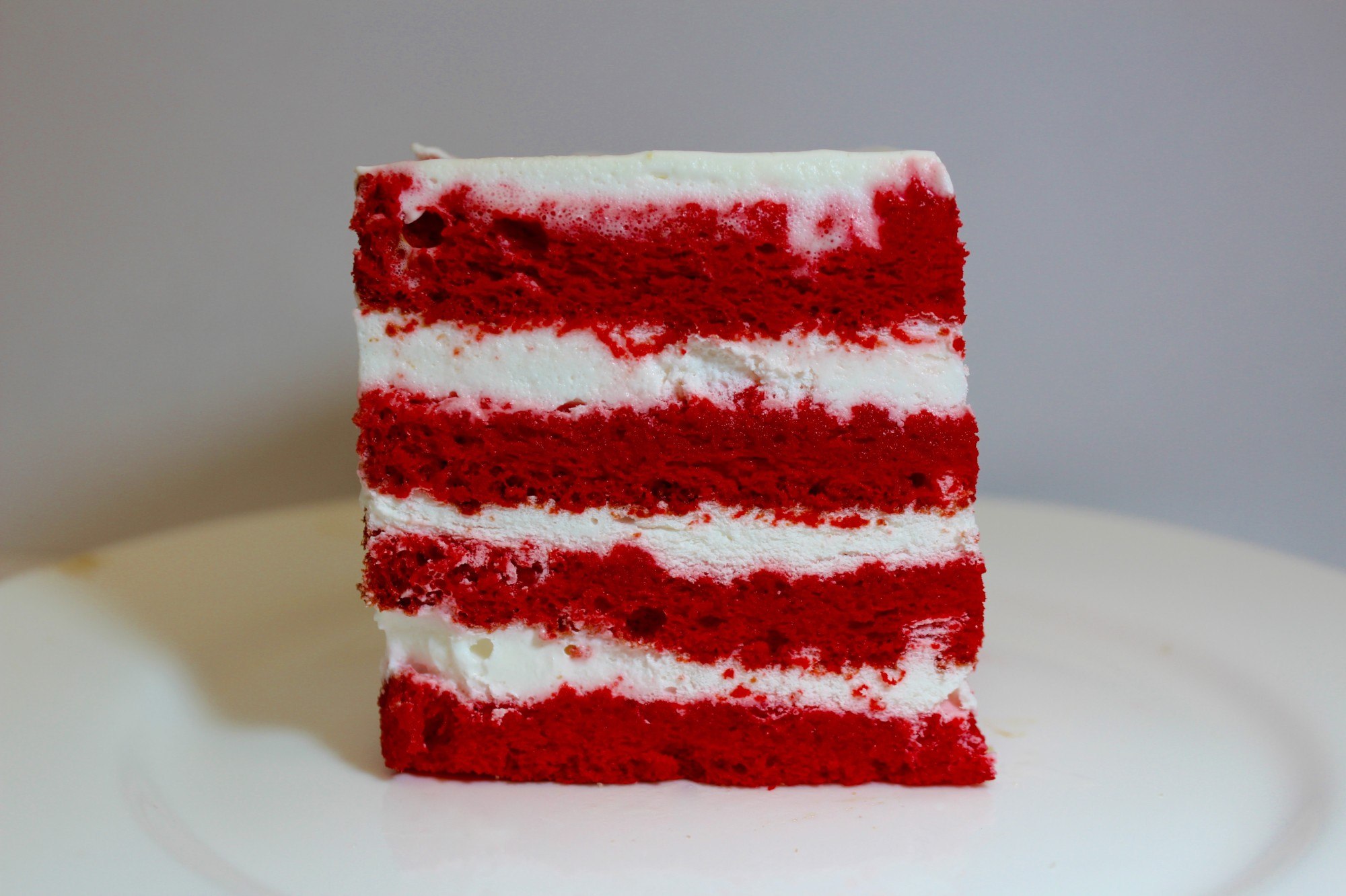 Торт с красной начинкой. Торт красный бархат с клубничным конфи. Красный бархат с малиновым конфи. Красный бархат разрез с конфи. Торт «ред вельвет».