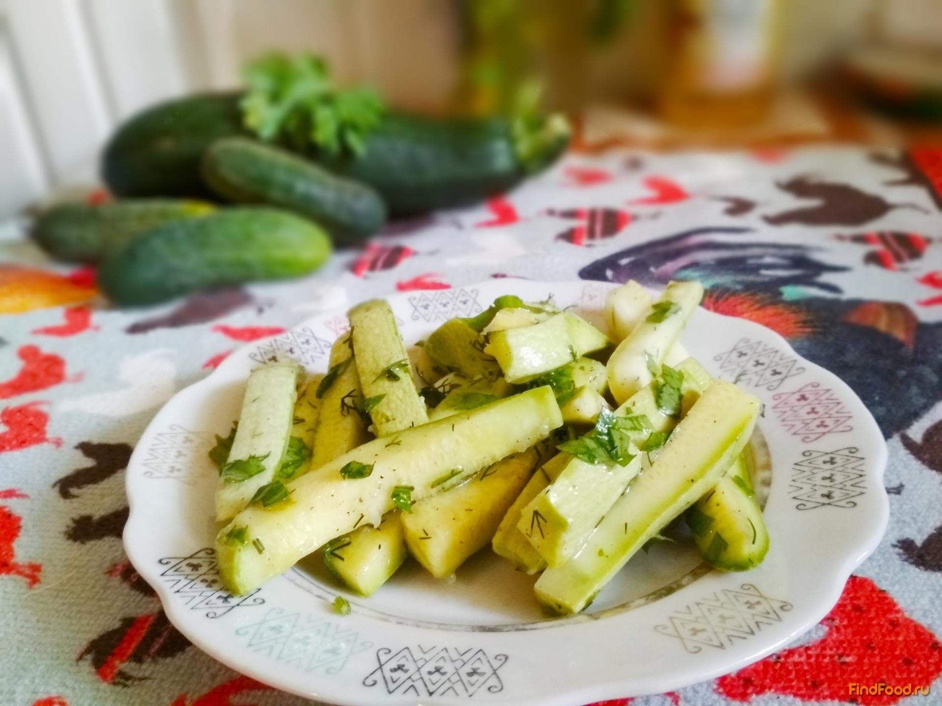 Кабачки острые салат. Корейские кабачки. Кабачки по корейски. Цукини по корейски. Кабачки маринованные по-корейски.