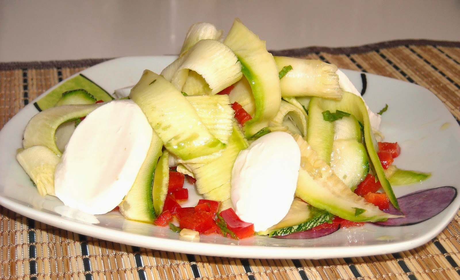 Салат из кабачков с крахмалом и помидором