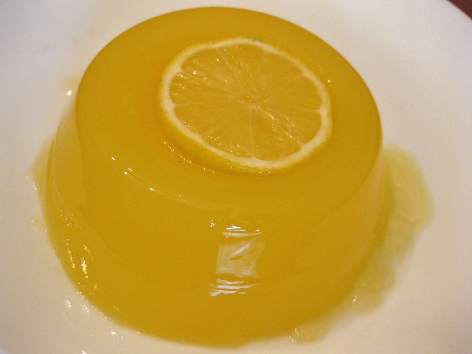 Желтый желейный. Лимонное желе. Желе желтое. Апельсиновое желе. Желе с лимоном.