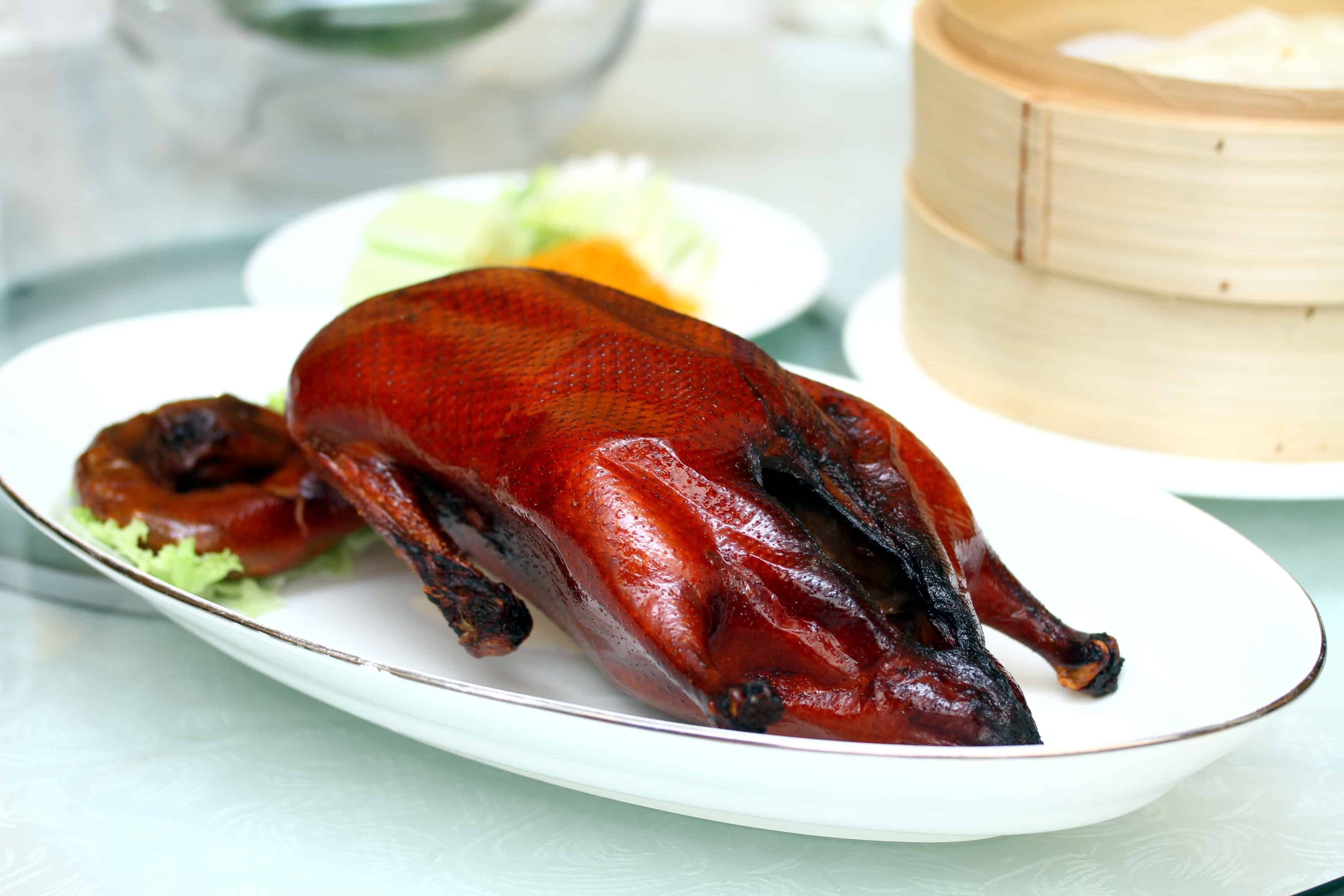 Соусы для маринада утки. Peking Duck – «утка по-пекински». Утка по пекински в Китае. Утка по тайски. Хойсин утка по пекински соус.