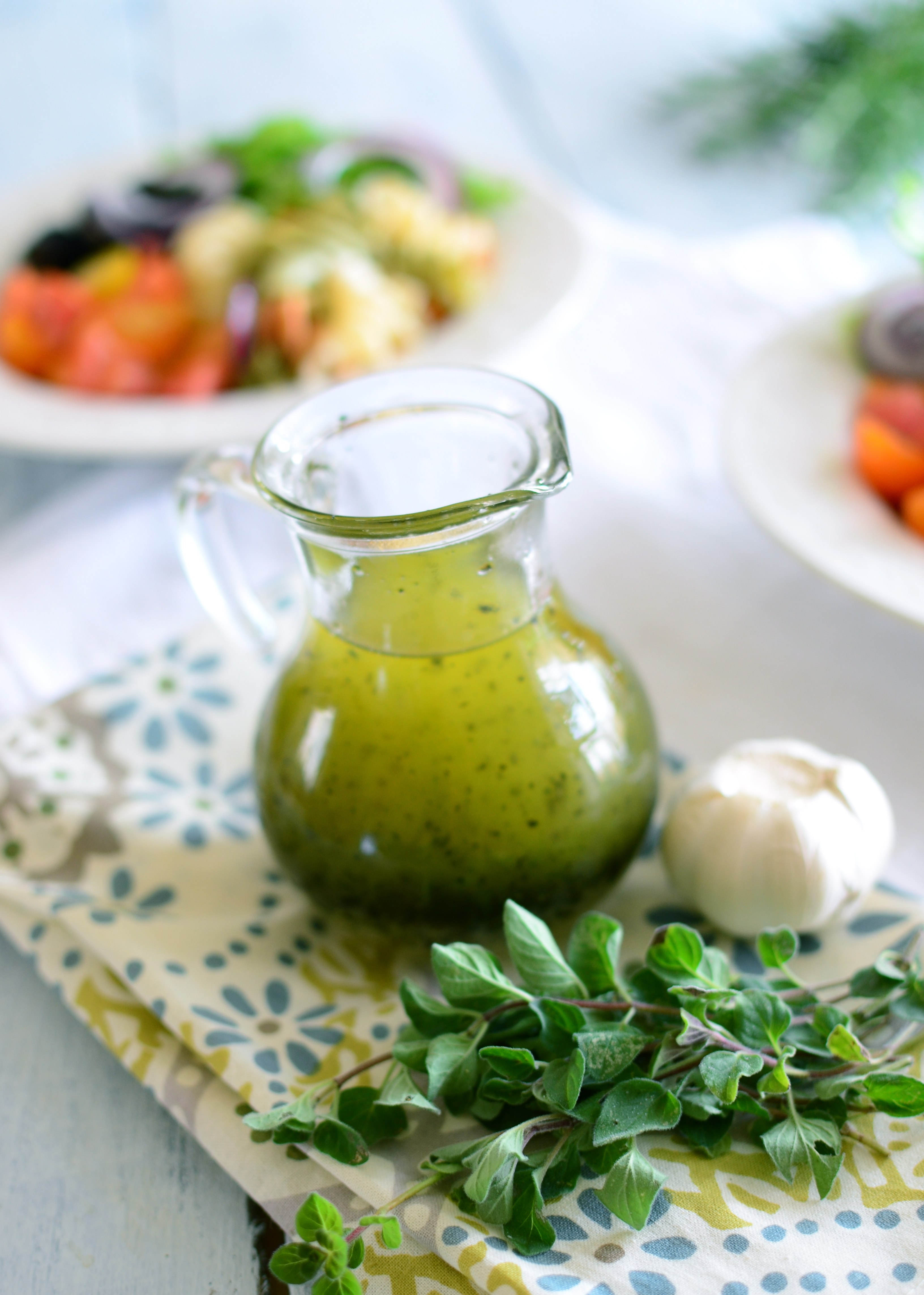 Простые вкусные соусы. Соус Vinaigrette. Соусы на растительном масле. Салат с оливковым маслом. Итальянский соус для салата.