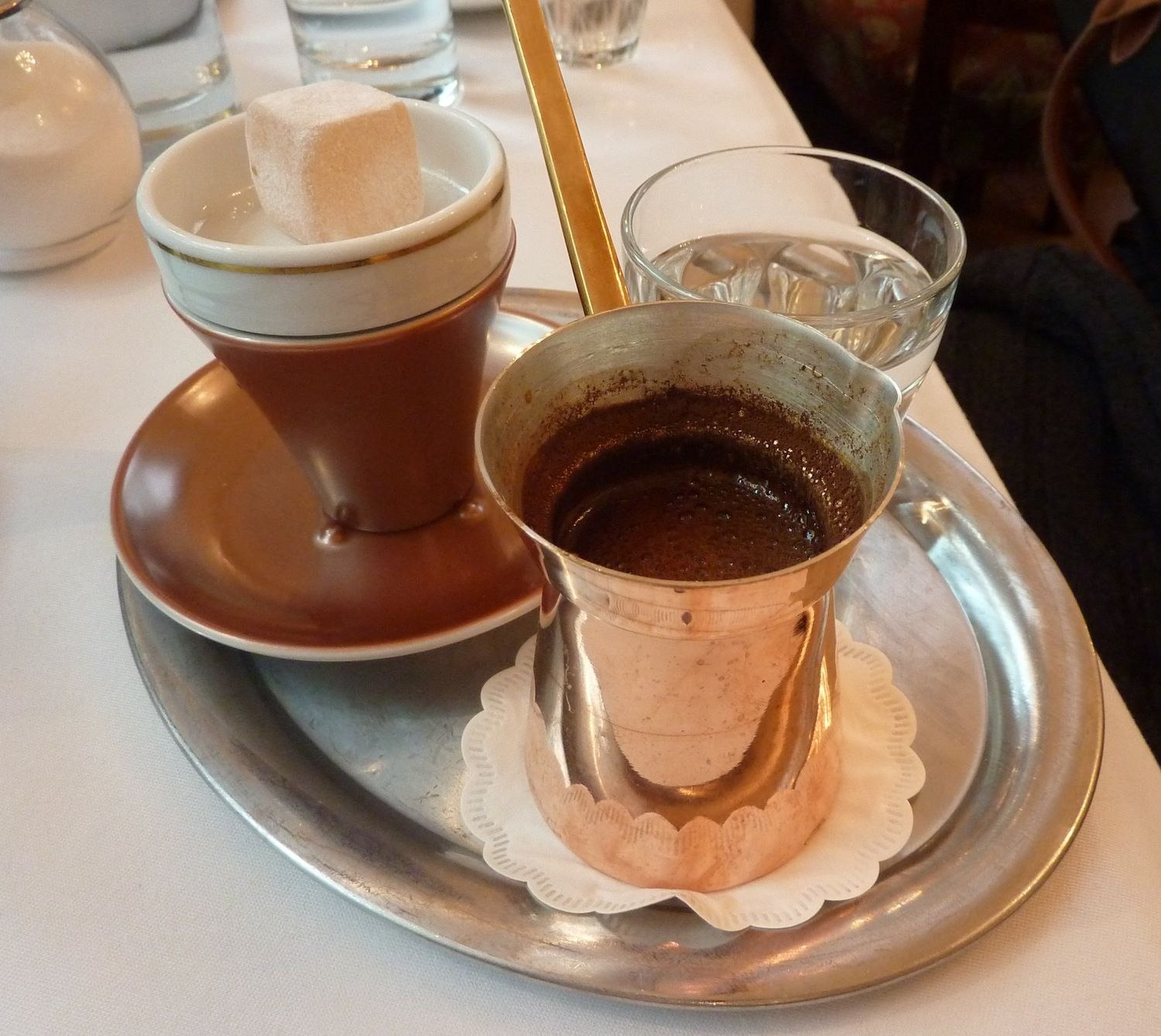 В турции подают кофе с водой. Кофе по восточному. Кофе по турецки. Кофе по восточному подача. Сорта турецкого кофе.