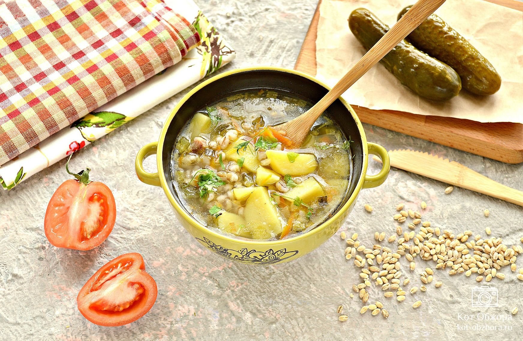 Рассольник с перловкой и солеными огурцами рецепт. Рассольник. Суп рассольник. Суп с солёными огурцами. Суп с перловкой и солеными огурцами.