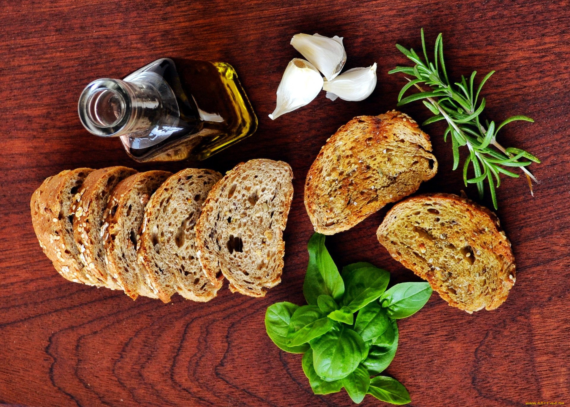 Рецепт хлеб чеснок масло. Цельнозерновой хлеб. Хлеб с оливковым маслом. Хлеб с розмарином. Хлеб с розмарином и чесноком.
