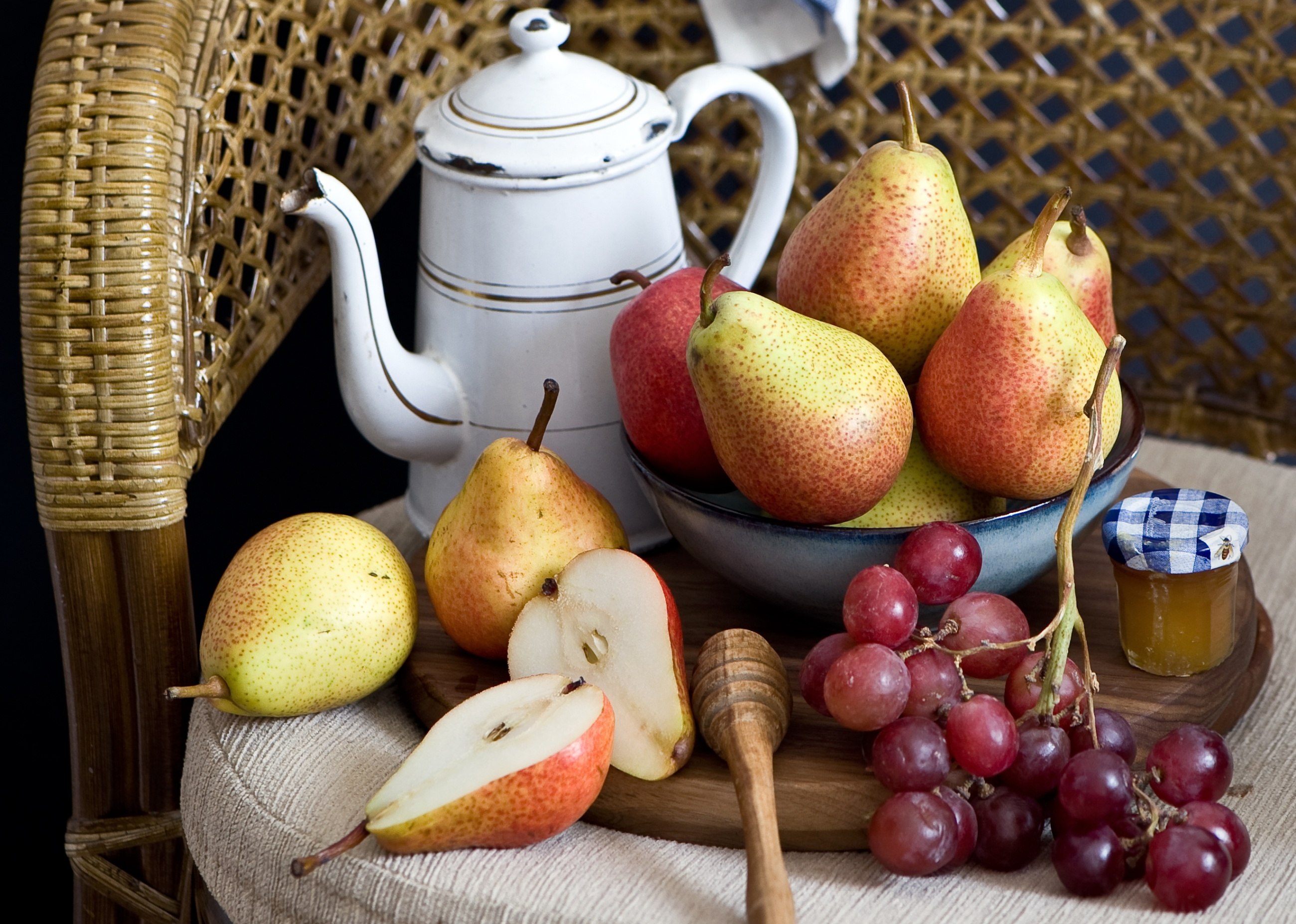 Grape pear. Натюрморт с фруктами. Натюрморт с грушами. Яблоки и груши. Яблоки груши виноград.