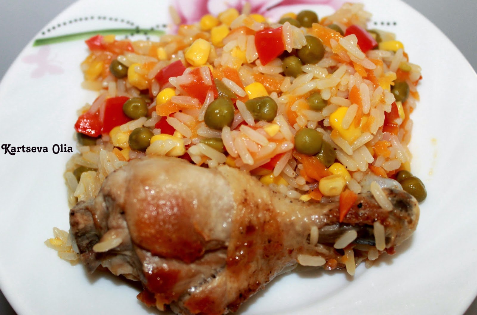 Курица с рисом и овощами в рукаве. Рис с курицей. Курочка с рисом и овощами. Курица с рисом и овощами по каталонски. Цыпленок с рисом и овощами.