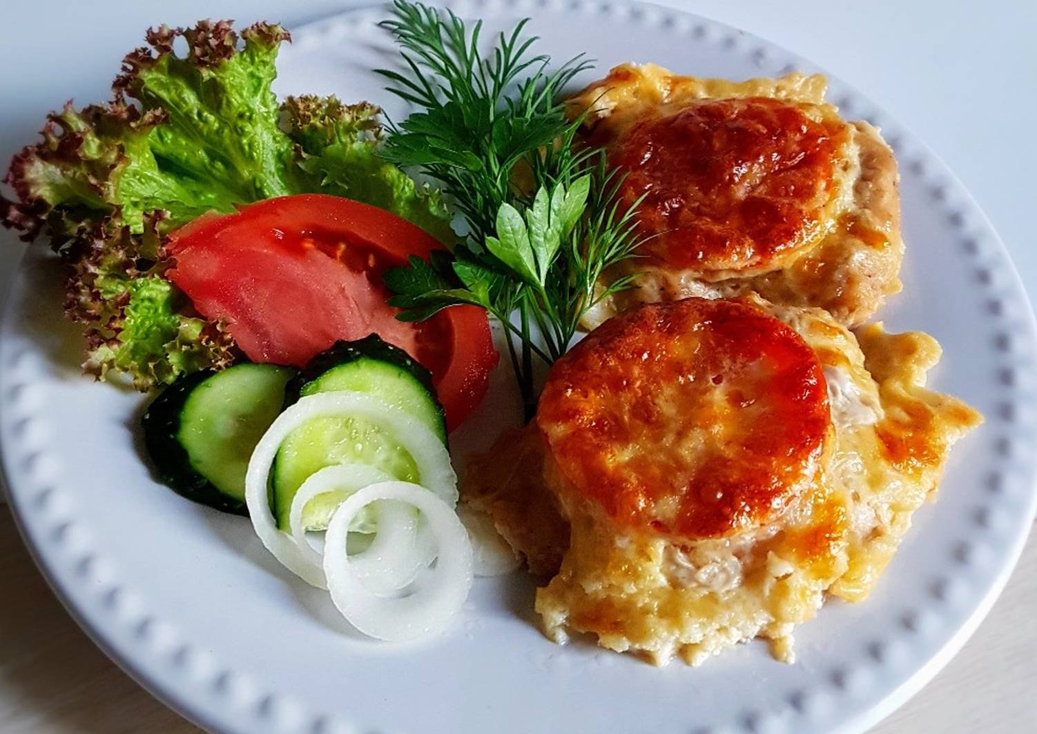 Запеченное куриное филе с помидорами и сыром. Отбивная с помидором и сыром. Куриные отбивные с сыром. Отбивные с помидорами и сыром в духовке. Куриные отбивные с сыром и помидорами.