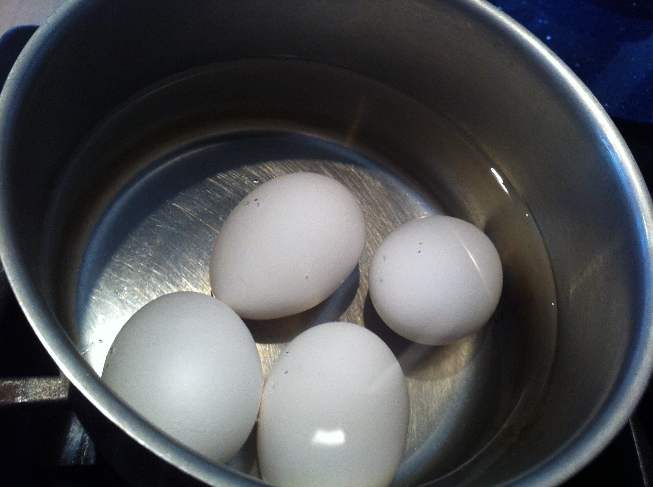 Яйца вкрутую в кипящей воде. Сваренные яйца. Яйцо отварное. Отварка яиц. Яйца в духовке.