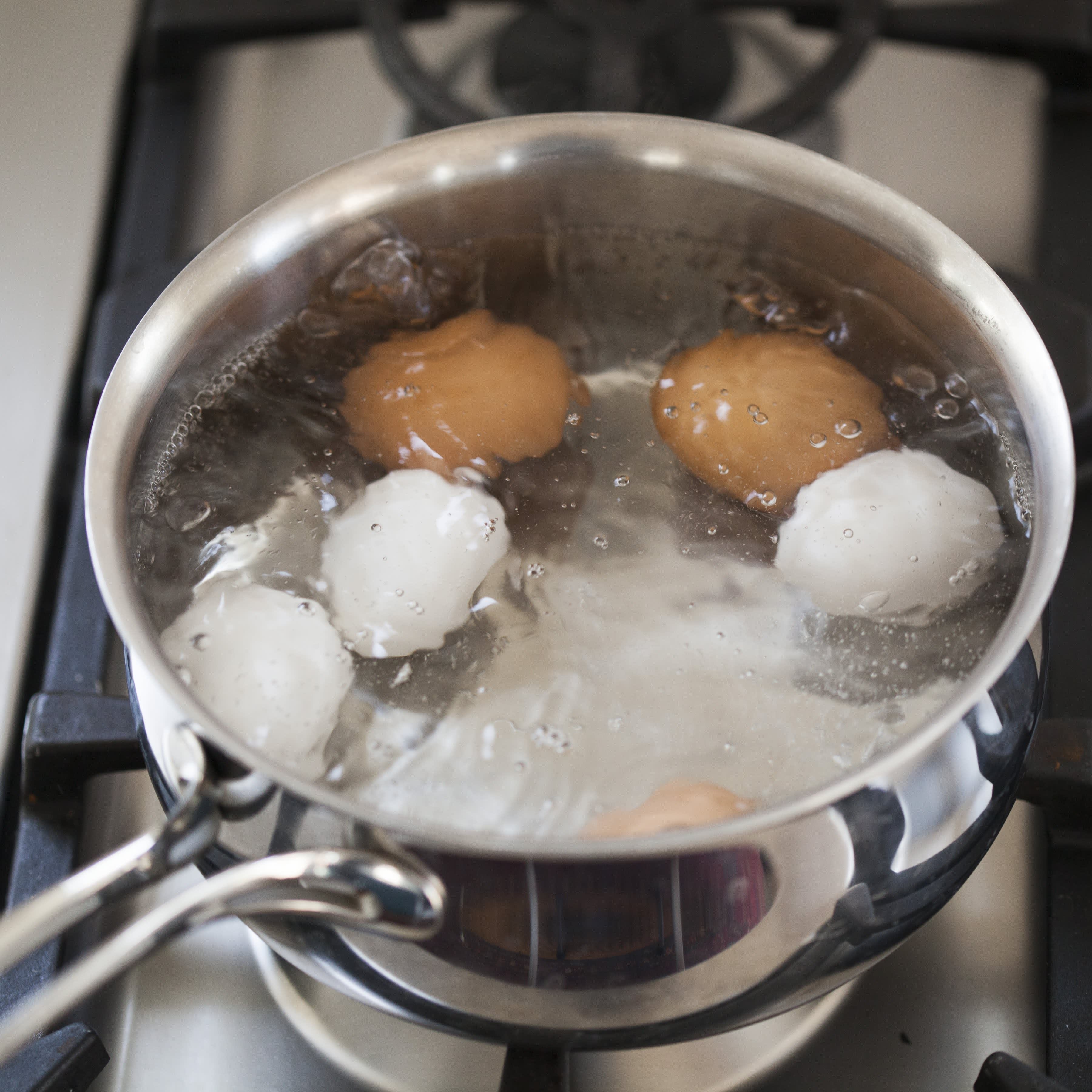 Видео вареные яички. Яйца в кастрюле. Zqwf d RFCN.HTK. Яйца варятся. Яйца в кипящей воде.