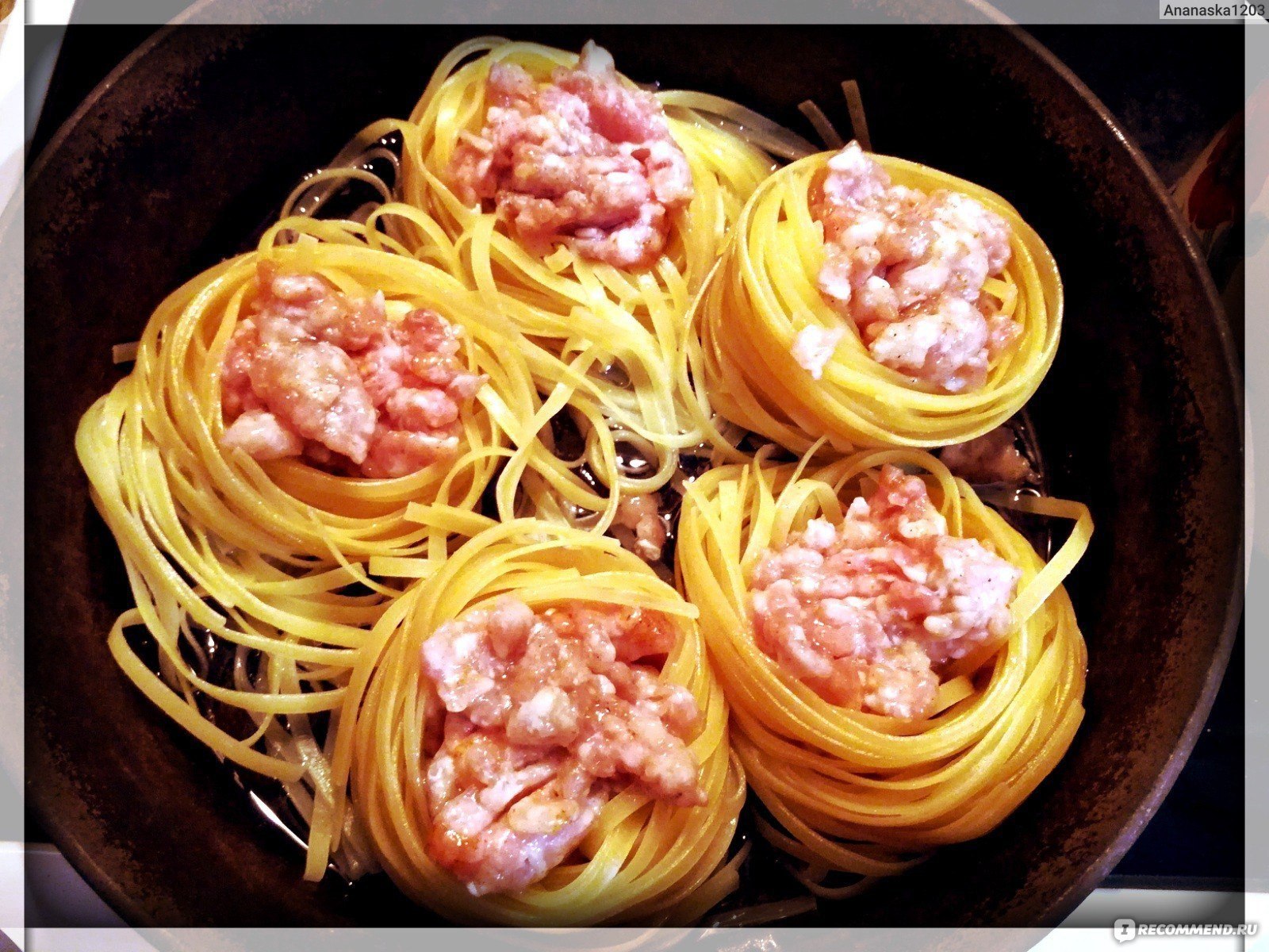 Макароны гнезда с сыром и помидорами. Гнёзда из макарон Макфа. Спагетти гнезда. Макароны гнездышки. Спагетти гнезда с фаршем.