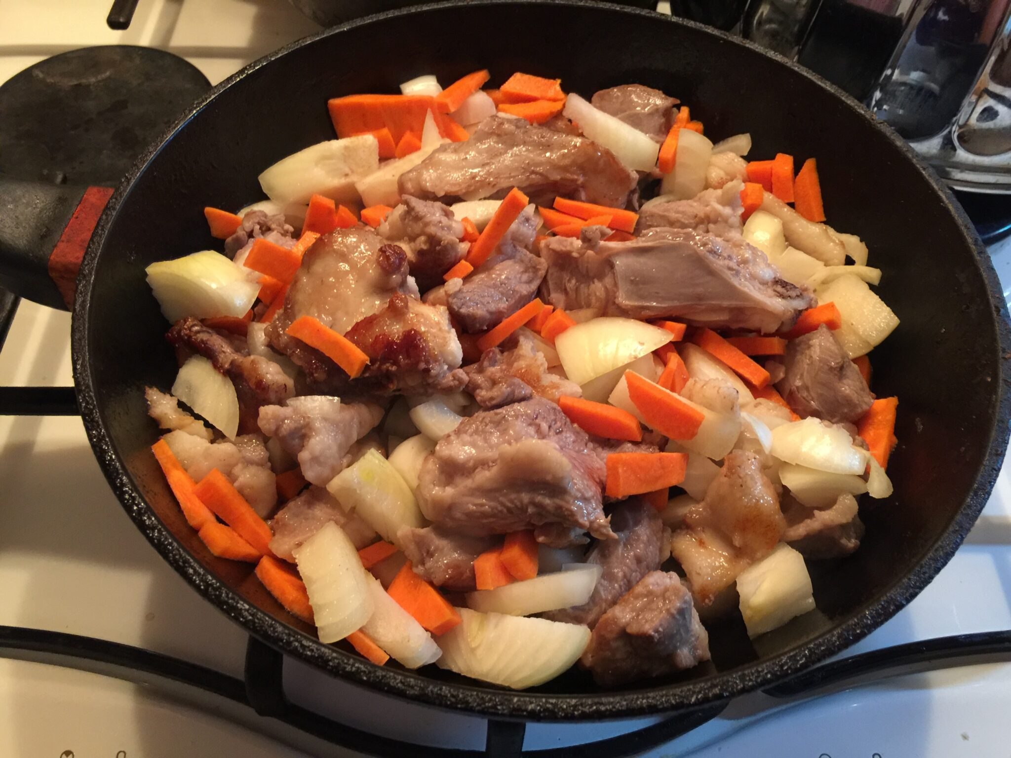 Ребра с овощами в казане. Свиные рёбрышки на сковороде с овощами. Рагу из свинины с овощами на сковороде. Рёбрышки с картошкой на сковороде. Ребра на сковороде с овощами.