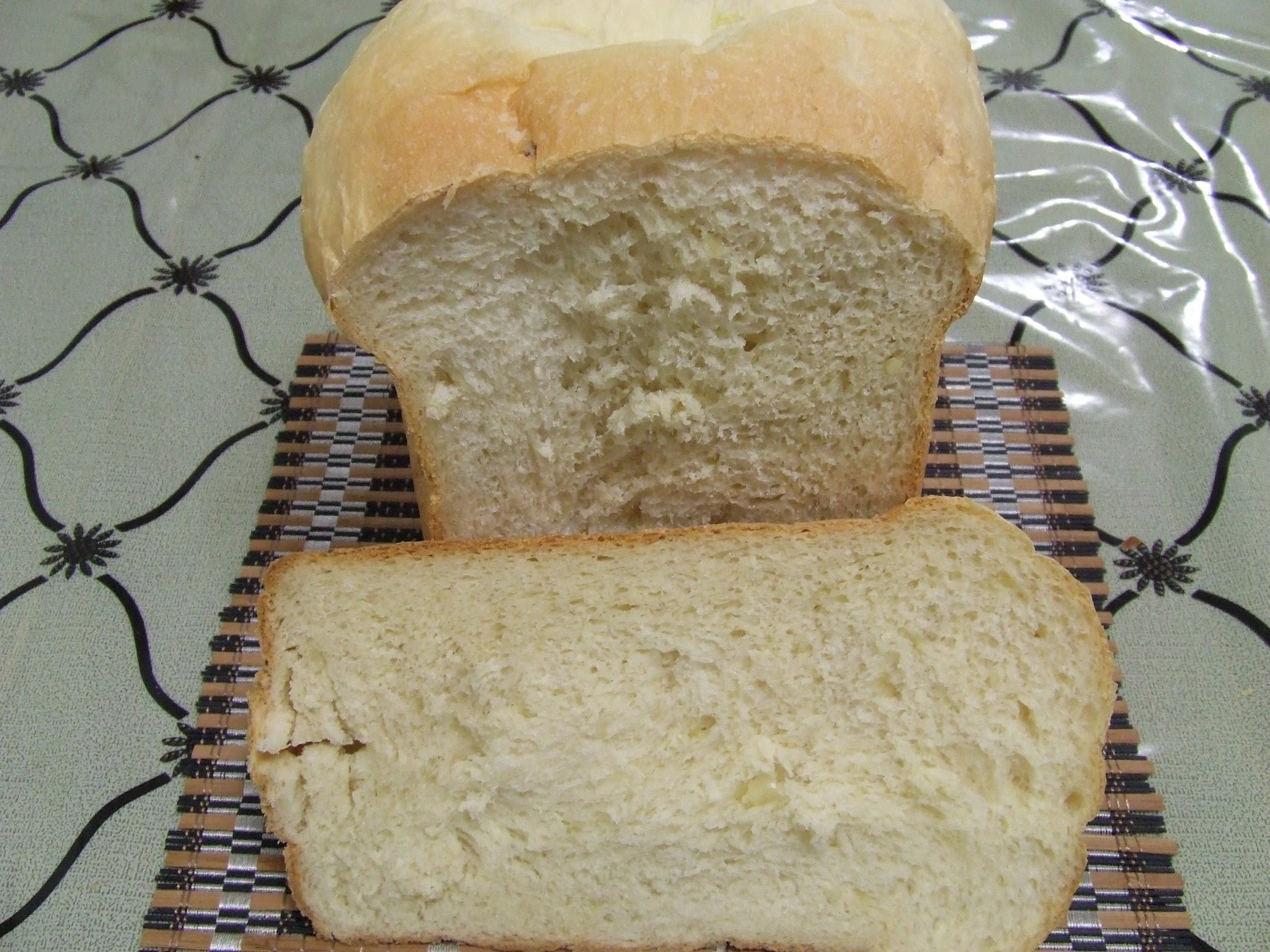 Белый хлеб на сковороде рецепт. Пшеничный хлеб. Пшеничный хлеб в хлебопечке. Пшеничный хлеб в духовке. Тостовый хлеб в духовке.