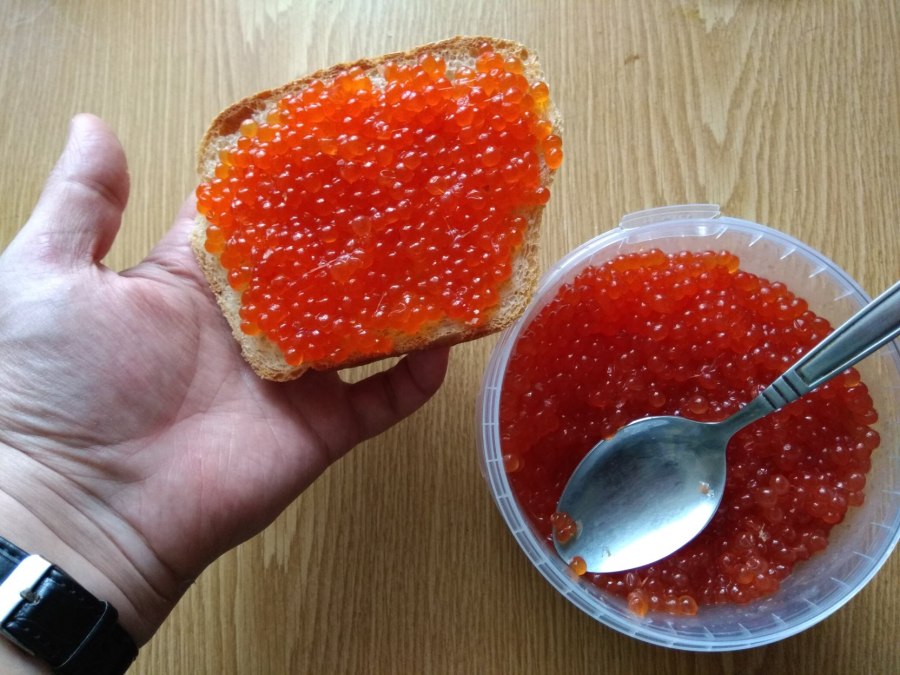 Желтая икра форели