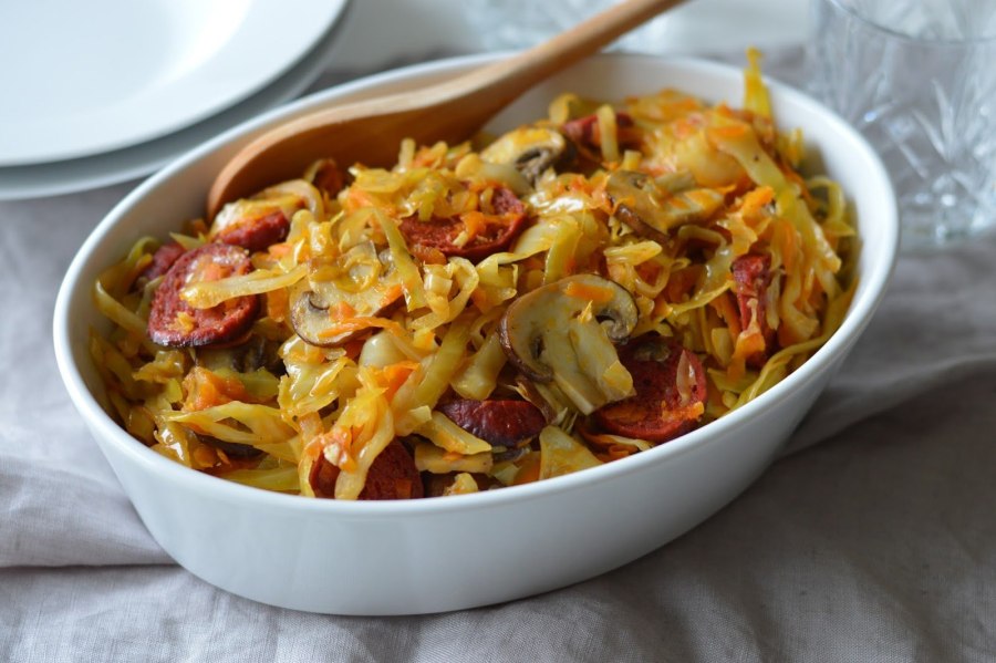 Тушёная капуста с сосисками