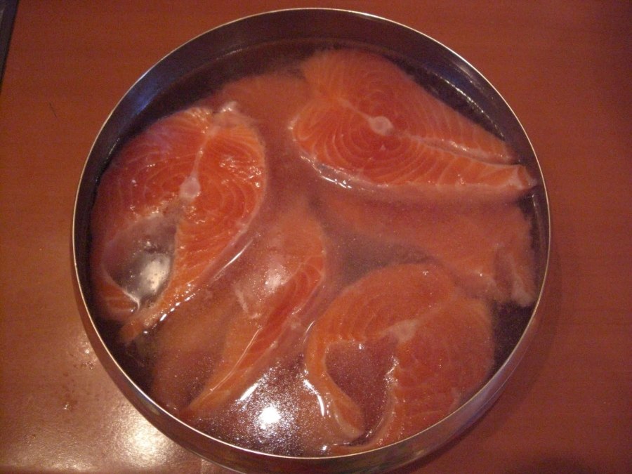 Рыба красная голец соленая