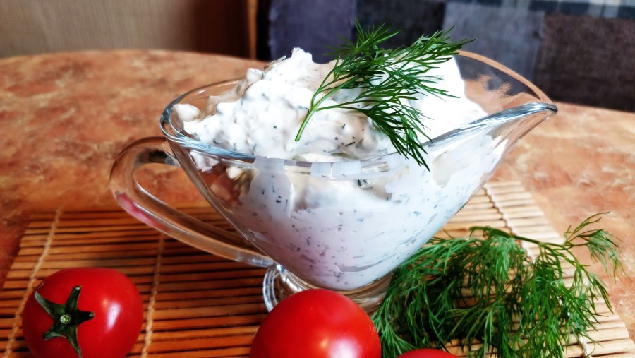 Сметанный соус с чесноком и укропом
