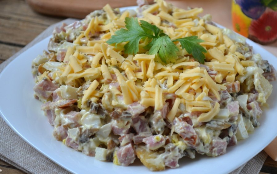 Салат с ветчиной и грибами