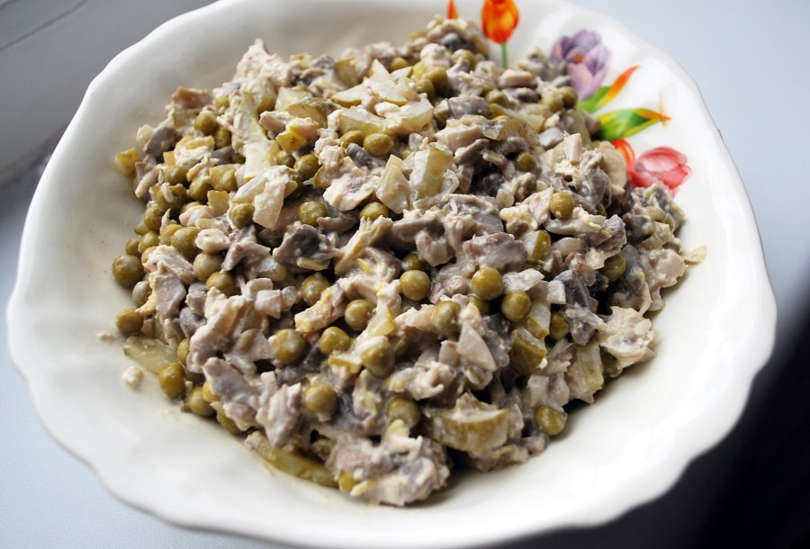 Салат с курицей и горошком