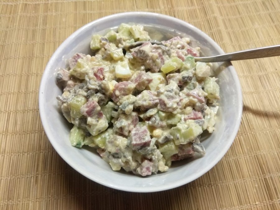 Салат с колбасками жареными