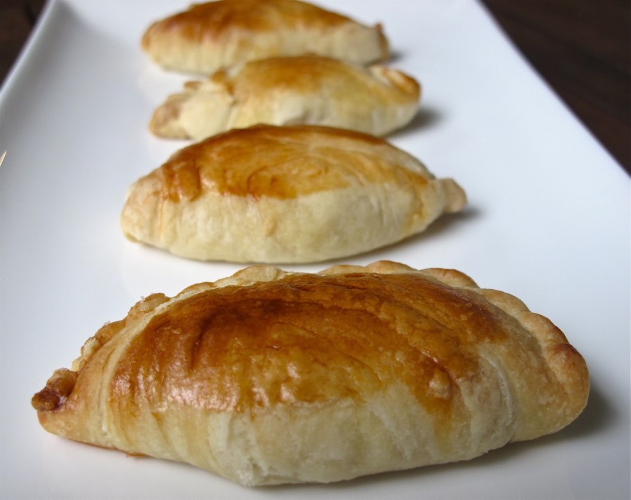 Булки из слоёного теста с вареньем