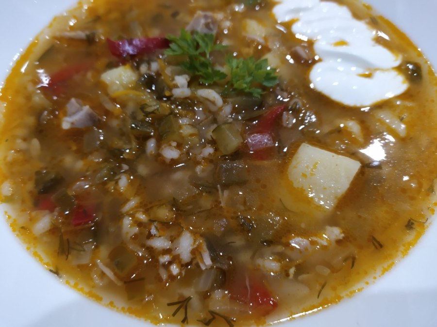 Постный рассольник с перловкой и солеными огурцами
