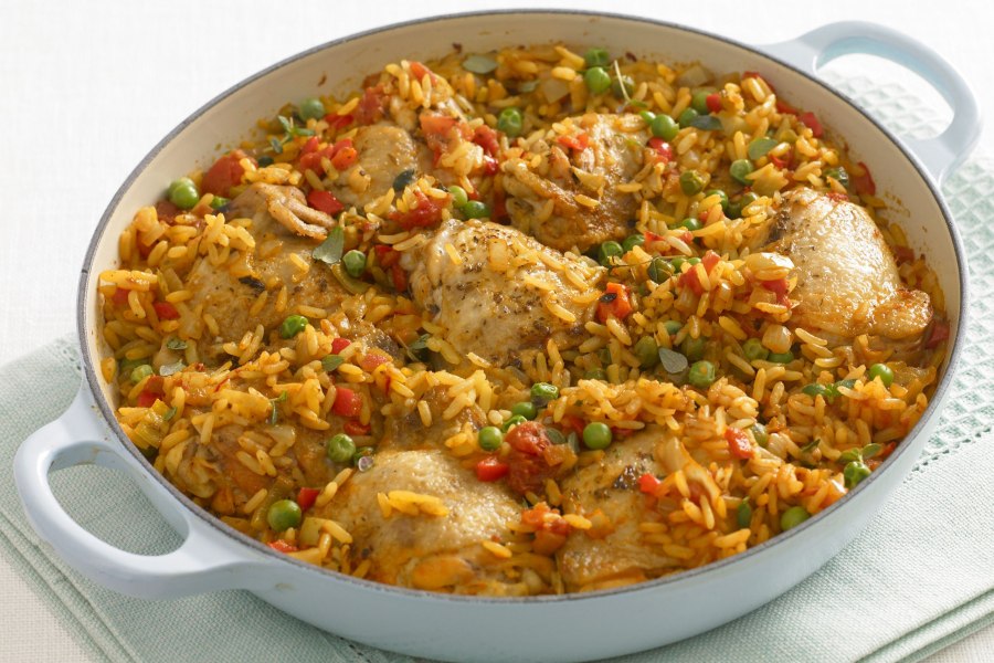 Бедрышки в духовке с рисом и морковью