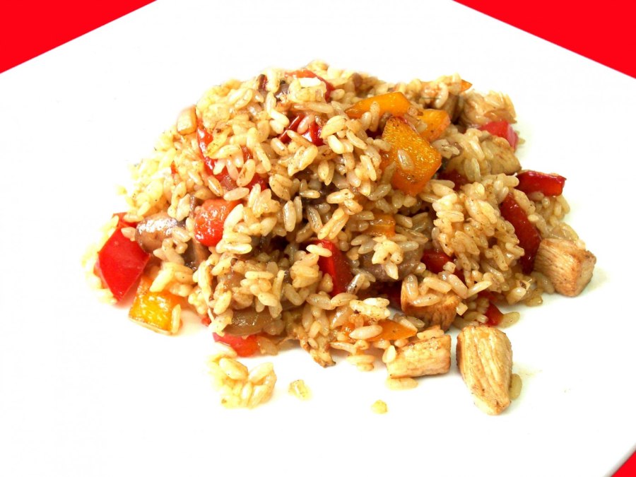 Куриная голень с рисом и овощами в духовке