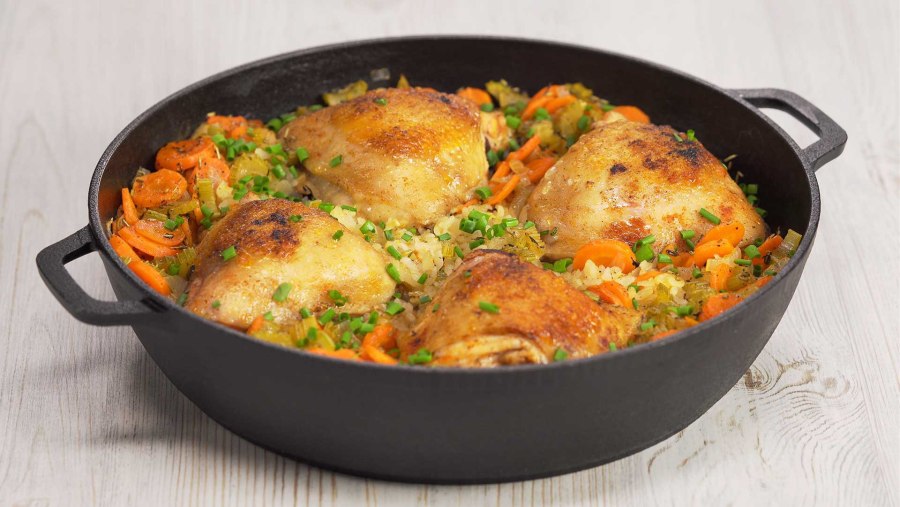 Куриные бедра с рисом на сковороде