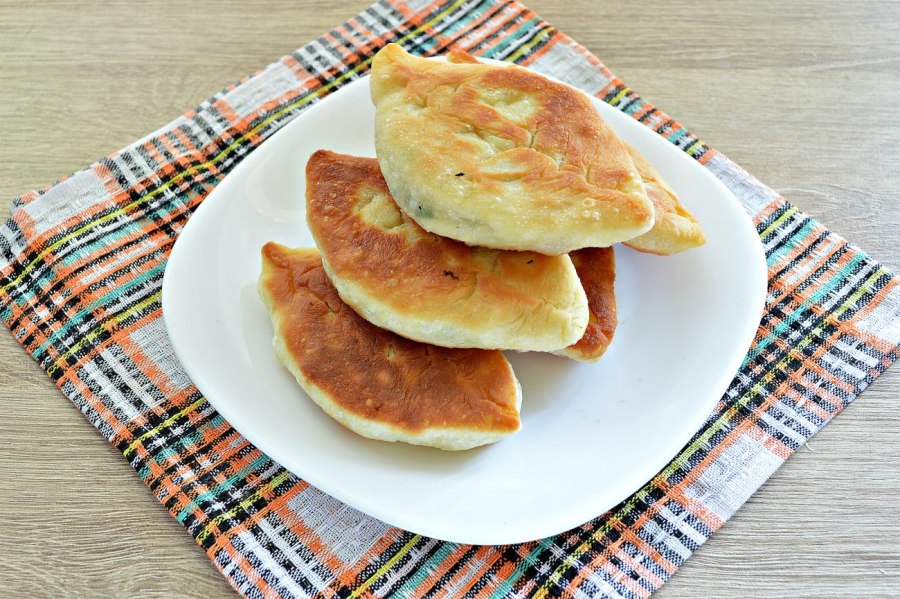 Пирожки с луком и яйцом жареные