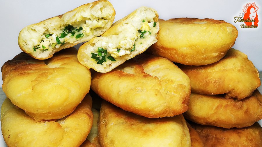 Пирожок с луком и яйцом с дырочками