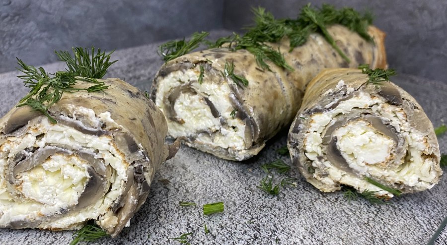 Рулет из курицы с грибами в духовке
