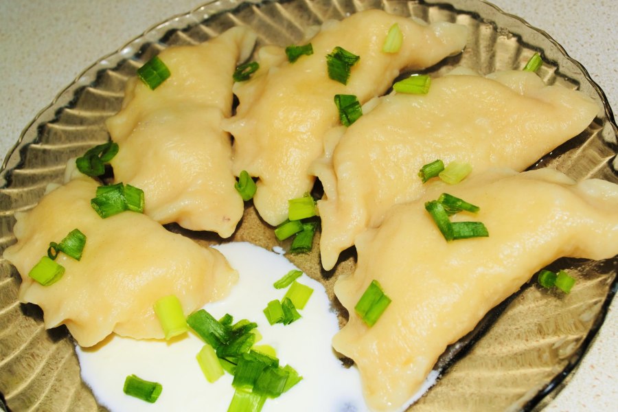 Пельмени с сушеными грибами и салом
