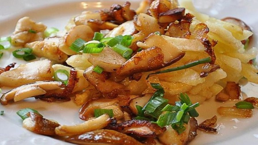 Жареная картошка с солеными огурцами