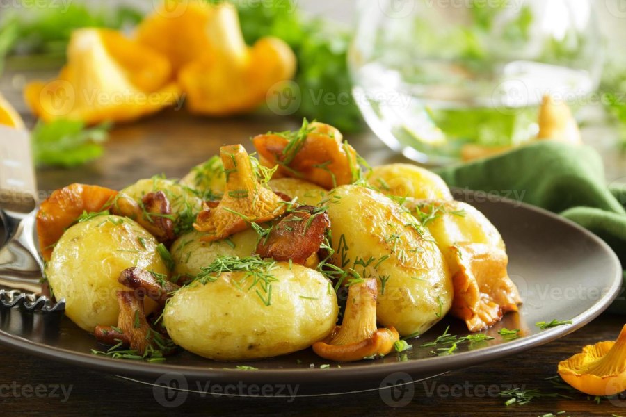 Жареная картошка с солеными огурцами