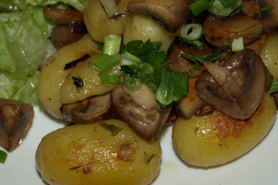 Картошка жареная с вешенками и луком