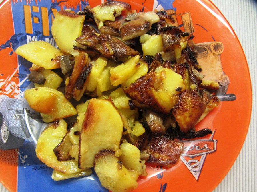 Жареная картошка с солеными огурцами