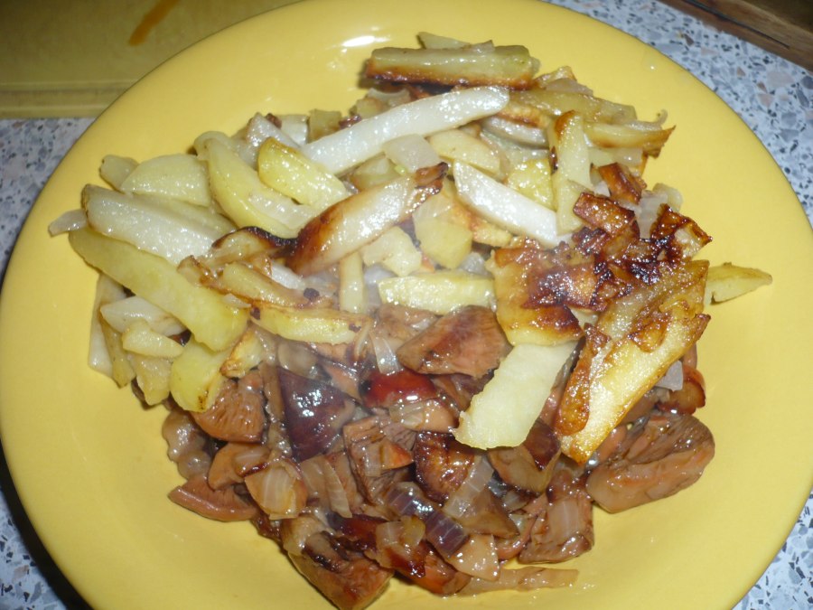 Жареная картошка с огурцами
