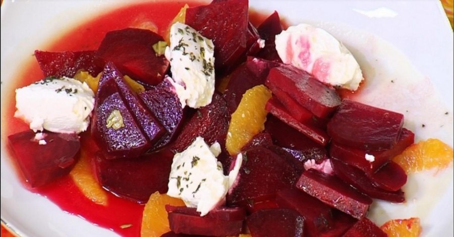 Салат из свеклы с козьим сыром и апельсином