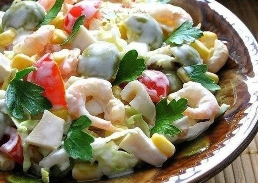 Салат с морской капустой и кальмарами и крабовыми палочками