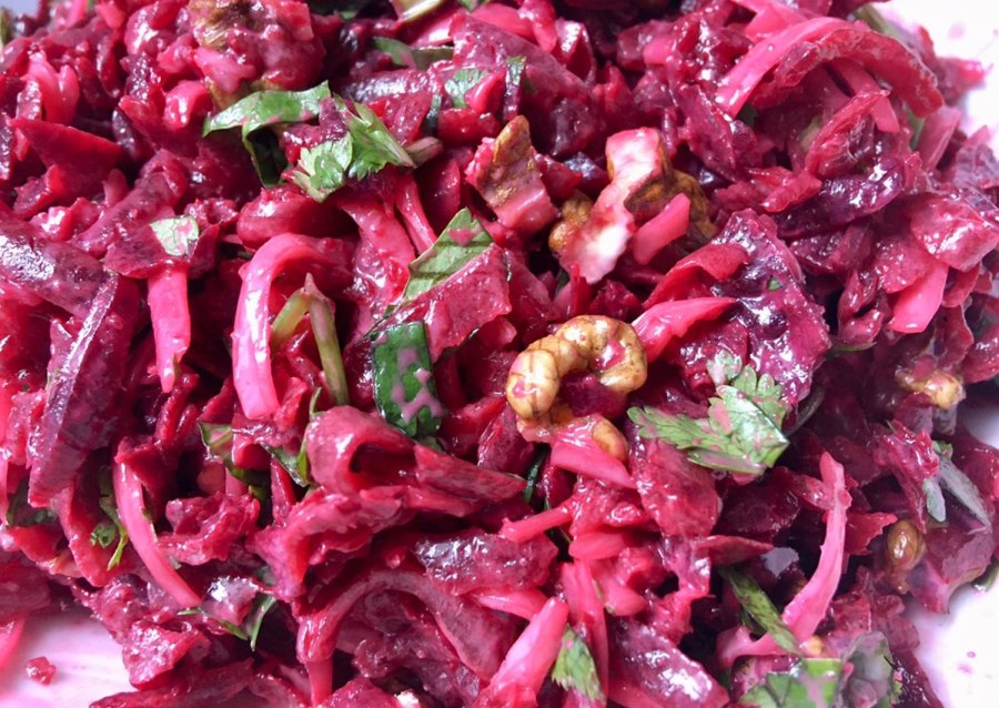 Салат свекла с черносливом и грецким орехом