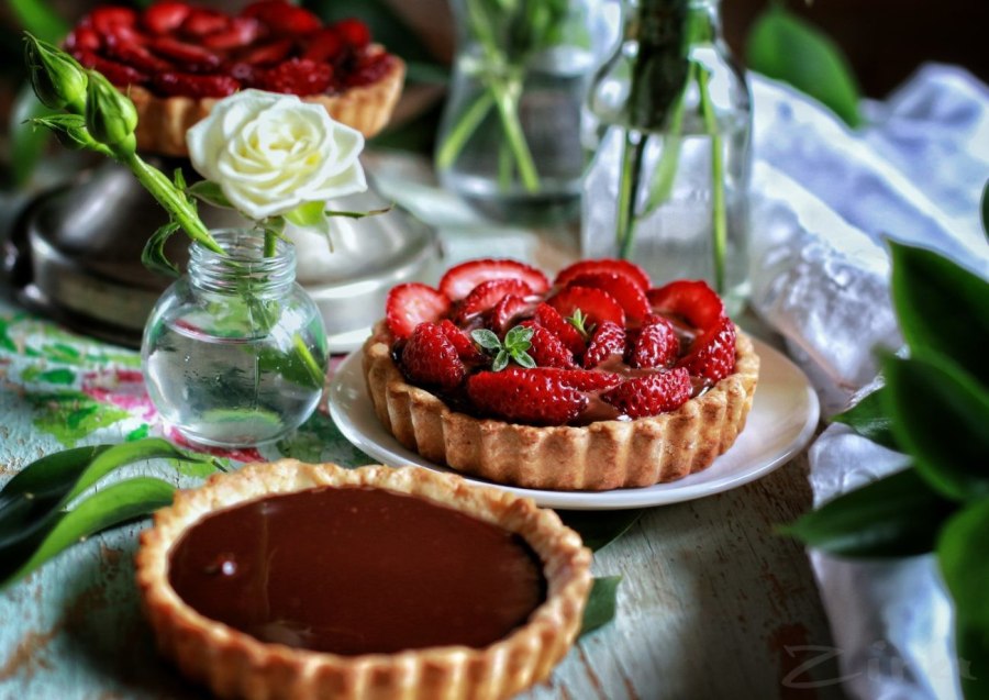 Корзинка с клубникой пирожное