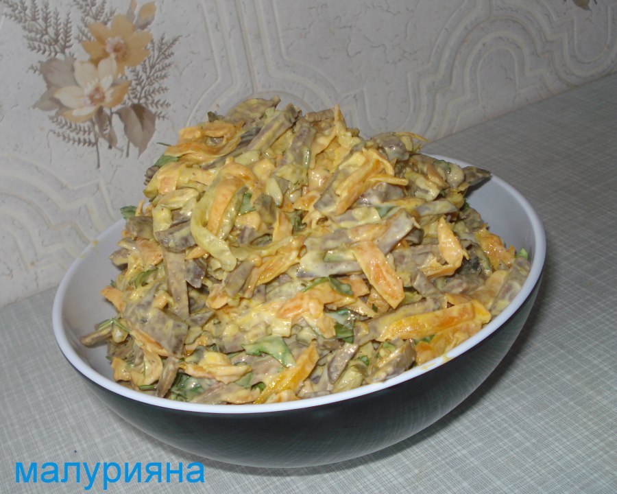Салат с печенью и морковью и солеными огурцами
