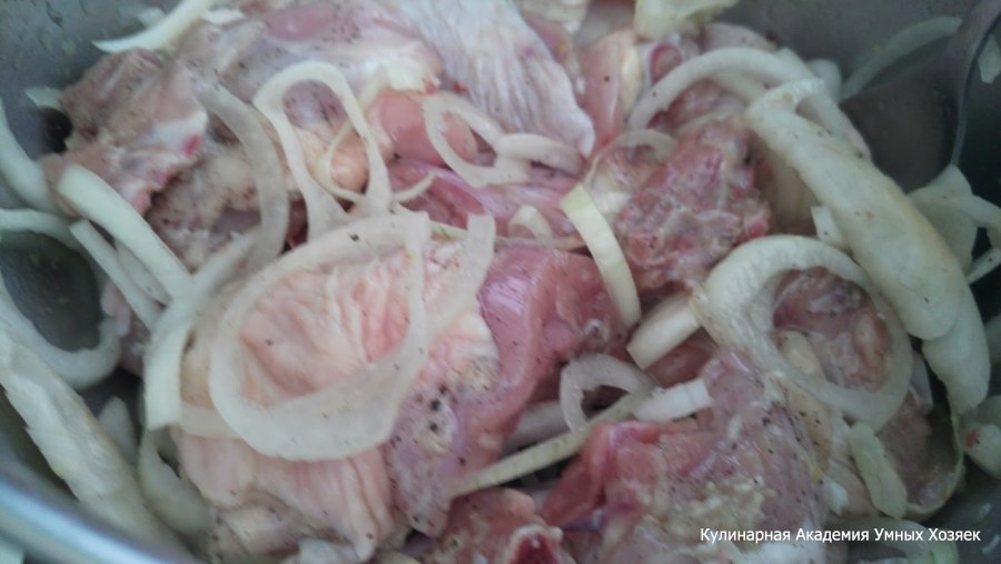 Куриное филе с грибами в кефире