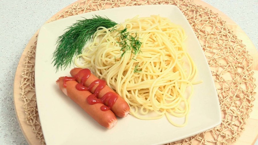 Макароны с кетчупом и сосисками