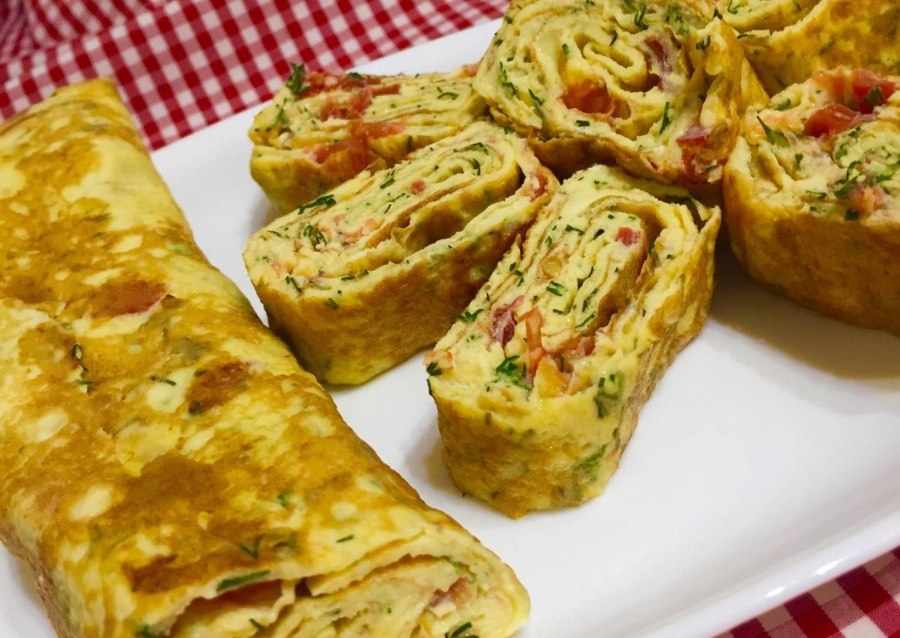 Яичные рулетики с начинкой