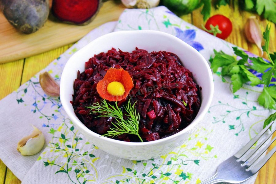 Салат из свёклы с чесноком и грецким орехом