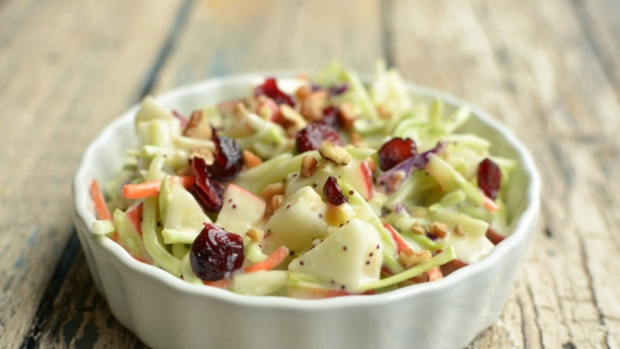 Салат с яблоком и изюмом